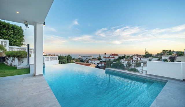 Tranquil 4 bedroom villa in Fuengirola with infinity pool and sea views