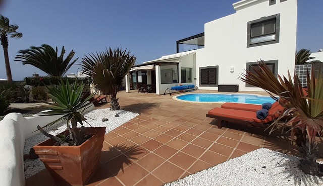 Tranquil setting, sea view, heated pool & Hot Tub, sub-tropical garden.
