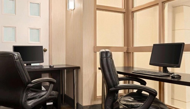 Travelodge by Wyndham Oshawa Whitby
