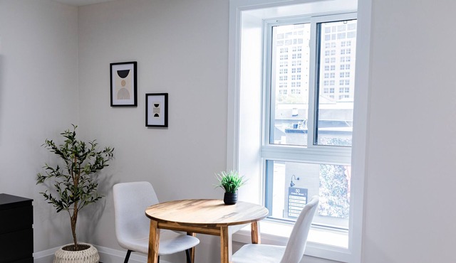 Trendy 1 queen bed studio Prime Downtown location!