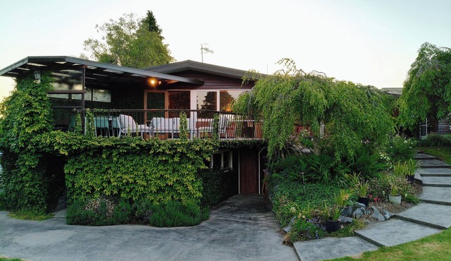 Tuitui - Spacious mid-century sanctuary bordering the golf course