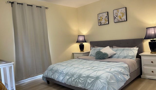Two-bedroom Suite with King Bed - 4 Min to The Falls