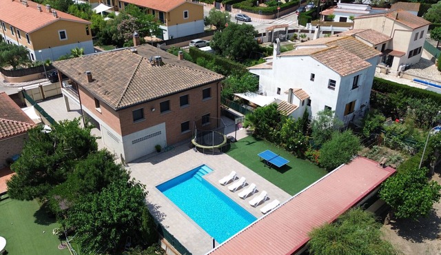 Two in one - Private pool and airco