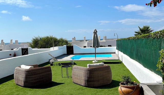 Unbeatable location, right on the beach, house for 8-10 people