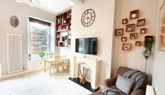 Unwind in a Bright Airy Victorian Apartment in WE!