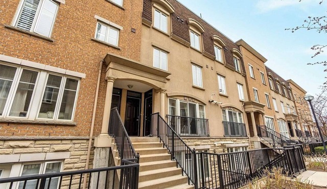 Urban-Chic Townhouse in Liberty Village