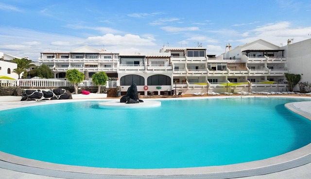 Vacation Apartment 'Casa Las Palmeras' with Shared Pool, Private Terrace and Wi-Fi