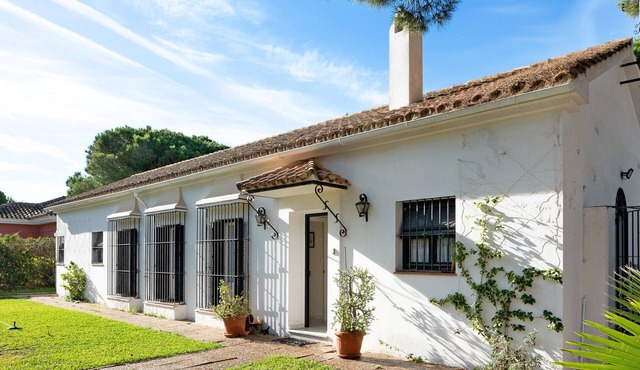 Vacation Home "El Mirlito" with Private Terrace, Private Garden & Wi-Fi