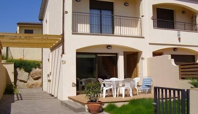 Vacation home in Costa Brava: private garden, community pool.