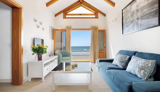 Vacation Home "Casita Martina" with Sea View, Wi-Fi, A/C & Private Terrace