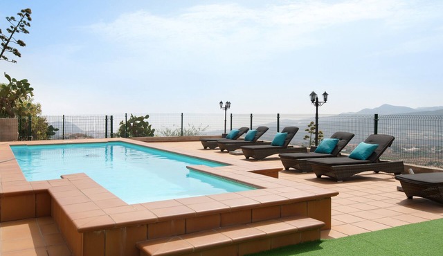 Vacation Home La Llave with Mountain View, Sea View, Pool, Wi-Fi, Terraces & Garden