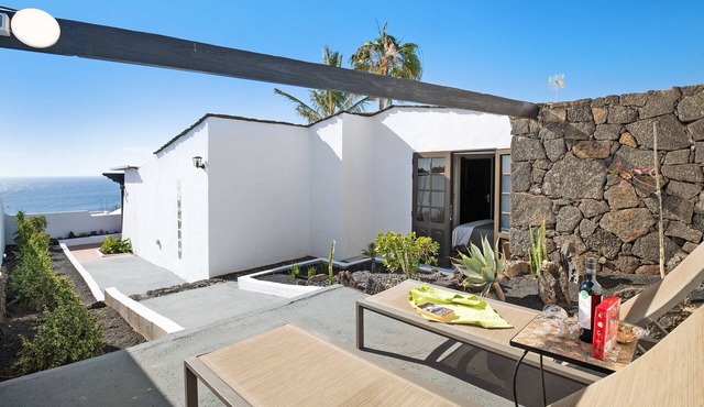 Vacation Home "Los Angeles" with Sea View, Private Terrace & Wi-Fi