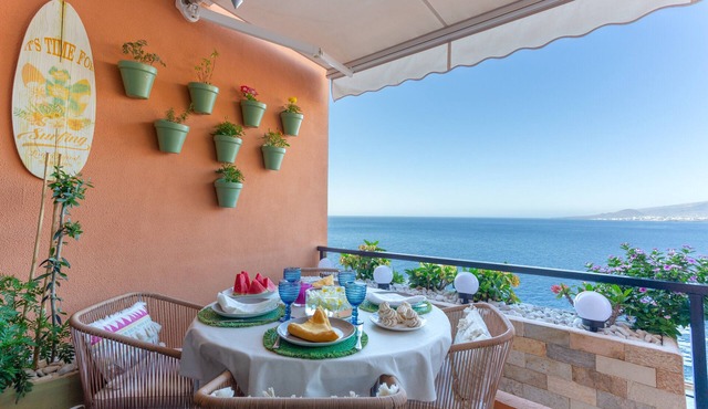 Vacation Home "Mouna's House" with Sea View, Shared Pool & Wi-Fi