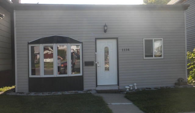 Vacation Home Thunder Bay 2 Bedroom House Sleeps 4 Near Airport, Bus, Cafes,Bars
