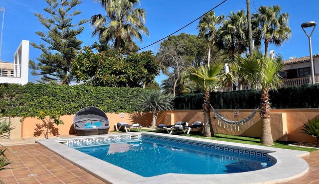 Vacation home with pool for 8 people 200 m to the beach.