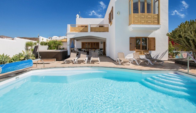 Vacation Villa "Villa Lea" with Sea View, Pool, Fast Wi-Fi