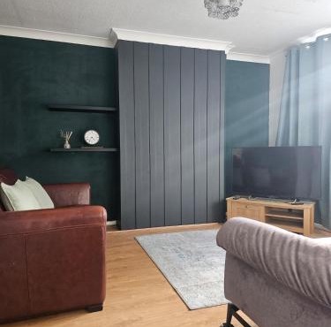 Valgor -3 Bedroom House-Sleeps 5 with free parking-Ideal for contractors, families and group stays-WV6