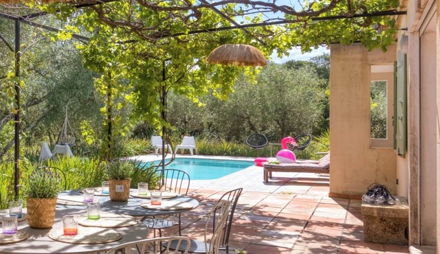 Villa and pool - exceptional setting