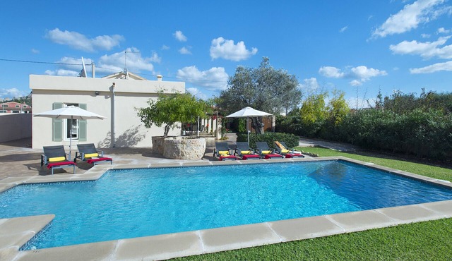 VILLA BERNAT - 10 MIN WALK TO THE BEACH