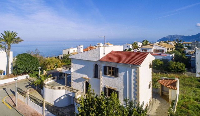 Villa by the sea with 4 bedrooms, 2 bathrooms, barbecue and terraces