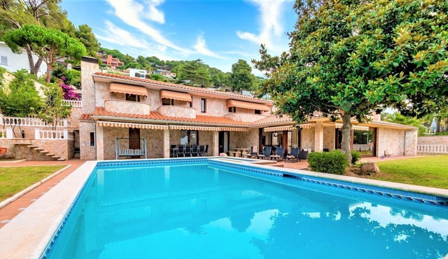VILLA CALA LUX, IDEAL FOR FAMILIES, NEXT TO A COVE, WITH BBQ AND WIFI