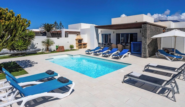 Villa Carmen Heated Private Swimming Pool, Air Conditioning and Game Room all in