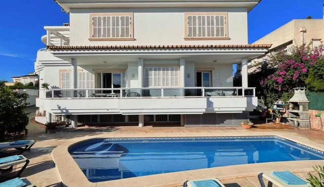 Villa 'Casa Filipinas' with Private Pool, Wi-Fi and Air Conditioning