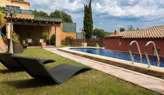 Villa close to the center w/pool & garden (H30)
