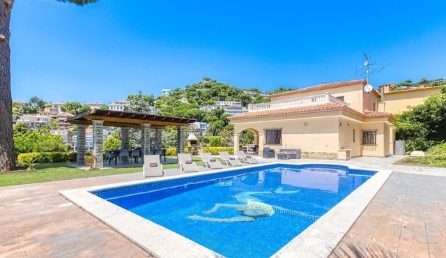 Villa "Costacabana - Paris" with Private Pool, 2 Private Terraces & Wi-Fi