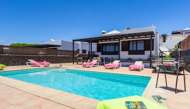 Villa Juanita Lanzarote - Beautiful luxury villa with private swimming pool.
