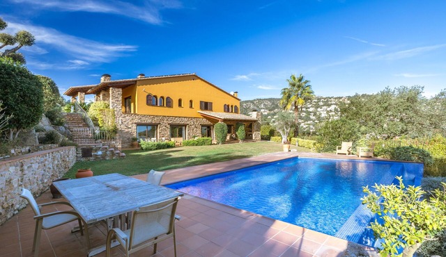Villa 'La Masia' with Mountain View, Wi-Fi and Air Conditioning