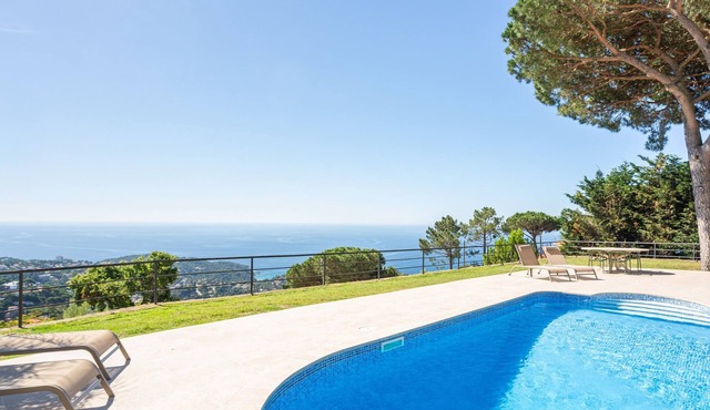 Villa 'La Venta' Spacious House with Sea Views, Private Heated Pool & Air Conditioning