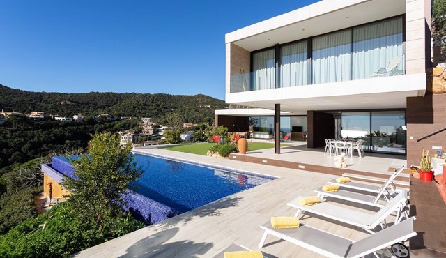 Villa 'Lucía' with Sea View, Pool, Wi-Fi and Air Conditioning