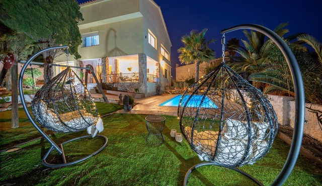 VILLA LUX GALLERY, GREAT EXPERIENCE, PRIVATE POOL AND CLOSE TO THE SEA, 13 PEOPLE