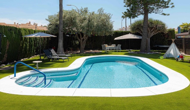 Villa 'Málaga Beach - Golf' with Private Pool, Wi-Fi and Air Conditioning
