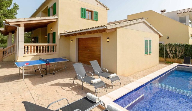 Villa Manresa is located near the Alcudia suburb of Malpas and is within walking distance of two bea