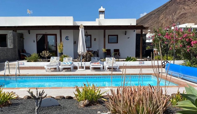 Villa near the sea with private heated pool, parking, terrace and barbecue.