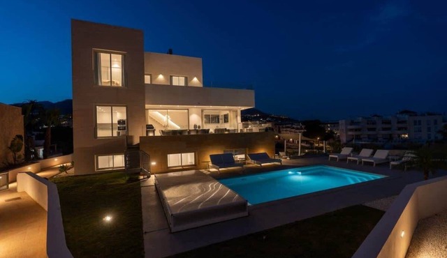 Villa Palm Beach, 5 bedroom villa with sea views and private pool