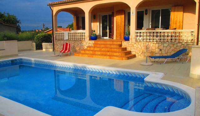 Villa & private pool, 20 min from the beach