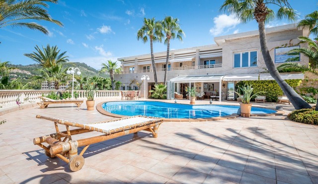 Villa "Quesada" Close to the Beach with Pool, Garden & Wi-Fi