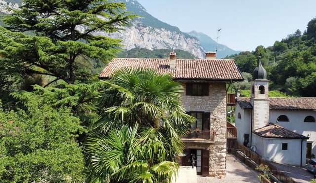 Villa retro'e parco con vista castello