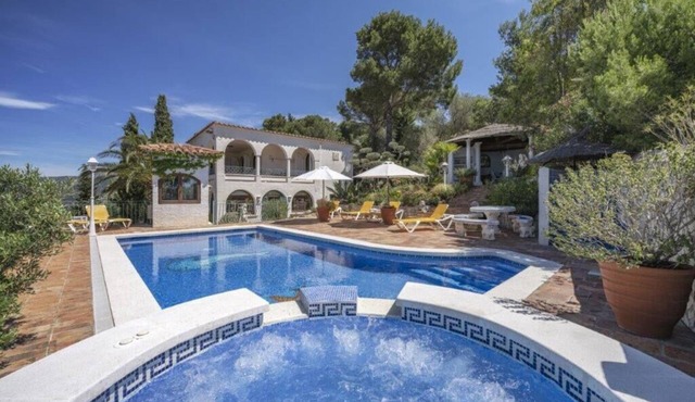 Villa Rosa: Charming Property, Heated Pool & Spa, Sea View, Enclosed Park