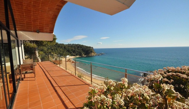 Villa 'Sol Solet' spectacular seafront with private pool