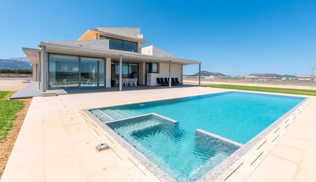 Villa with detached house, air conditioning, wifi, garden, private swimming pool