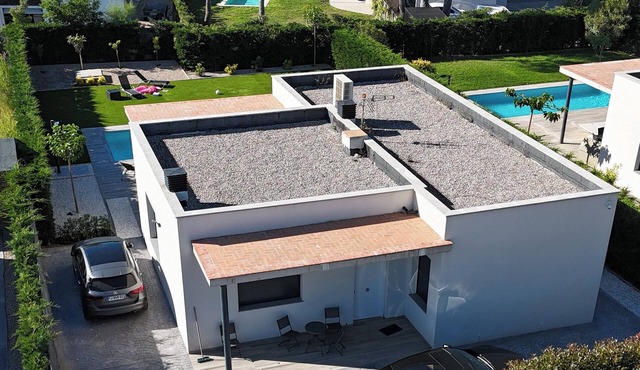 Villa with swimming pool 5 minutes walk from Mas Pinell beach!