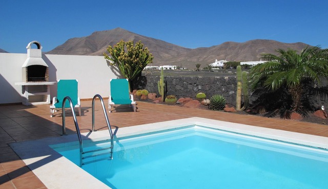 Villa with heated pool, garden and close to the beaches