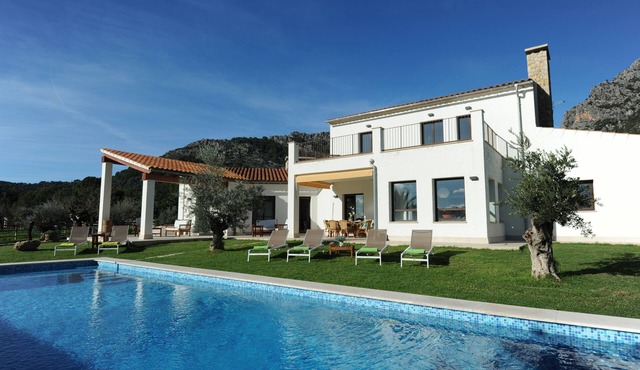 Villa with pool and BBQ. Air conditioner. Table tennis. Wi-Fi. 15 minutes
