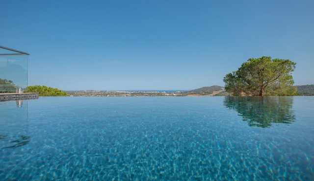 Villa with views of the Mediterranean Sea. Infinity pool.