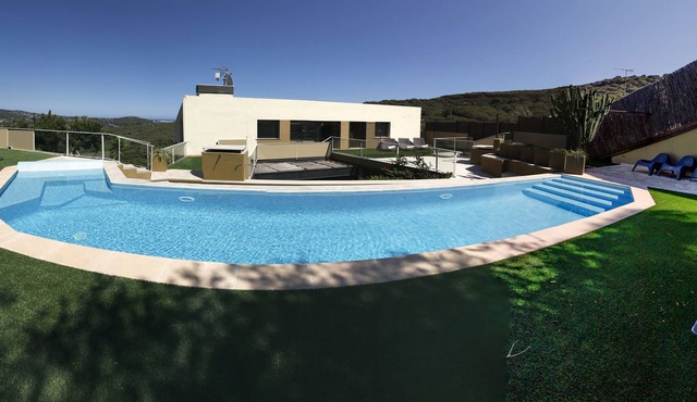 VillaBarcelonaCoast-POOL, BBQ, A/C,Beaches (5' by car), Barcelona (25' min),WIFI