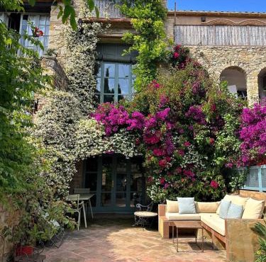 ¡Vistas al Castillo Casa con Piscina en el Centro